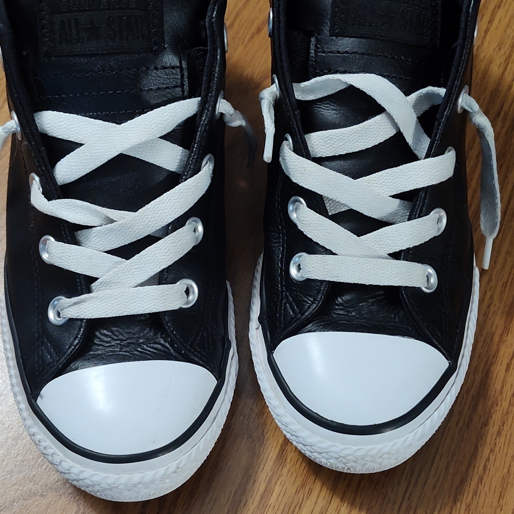 Converse (Chuck Taylor) Allstars. Kids Black Leather Sneakers Size 4. - Picture 3 of 7